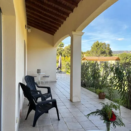 Le Pin D'alep Couette-café