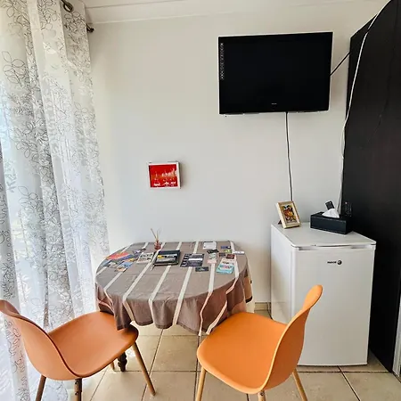 Le Pin D'alep Bed and Breakfast 3*